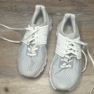 On Cloud Swifts Light Gray & white Running Shoes